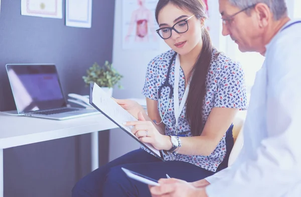 Due dottori che parlano in un ufficio luminoso — Foto Stock