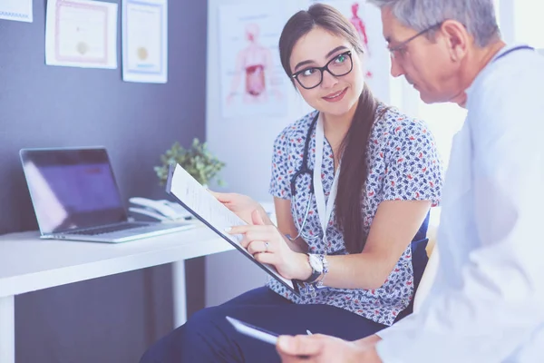 Due dottori che parlano in un ufficio luminoso — Foto Stock