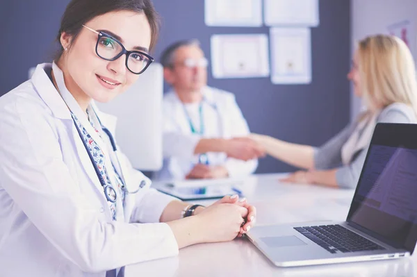 Médico e paciente discutindo algo enquanto se senta na mesa. Conceito de medicina e cuidados de saúde — Fotografia de Stock