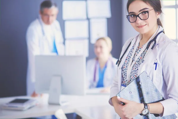 Doctora de pie con estetoscopio en el hospital — Foto de Stock