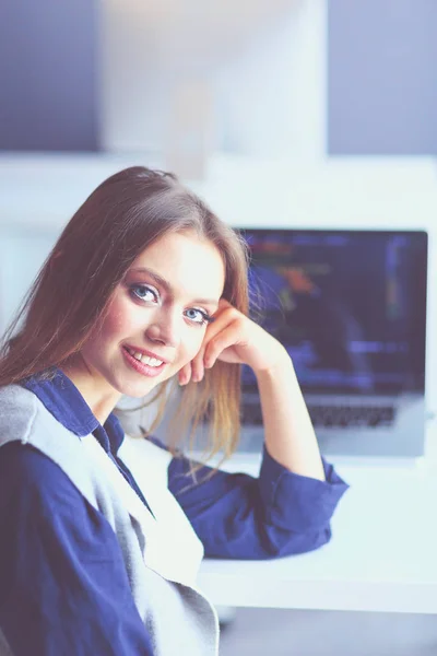 Giovane donna d'affari fiduciosa che lavora alla scrivania dell'ufficio e digita con un computer portatile — Foto Stock