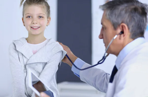 Lány és orvos sztetoszkóppal hallgatja a szívverést — Stock Fotó