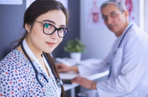 Zwei Ärzte sprechen in einem hellen Büro — Stockfoto