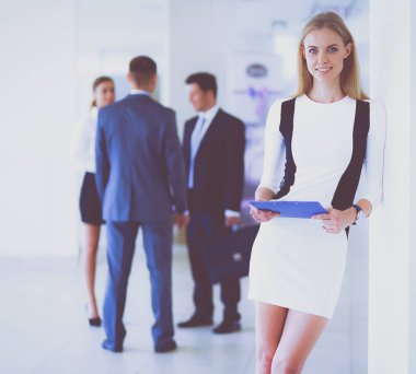 Ofiste genç işkadını içinde belgili tanımlık geçmiş meslektaşları ile portresi. Genç işkadını portresi