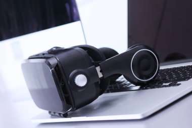 Bilgisayarlı sanal gerçeklik gözlükleri. İş. 3D teknoloji