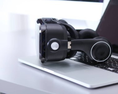 Bilgisayarlı sanal gerçeklik gözlükleri. İş. 3D teknoloji