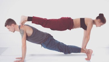 Genç atletik çift pratik acroyoga. Çiftinde Dengeleme.