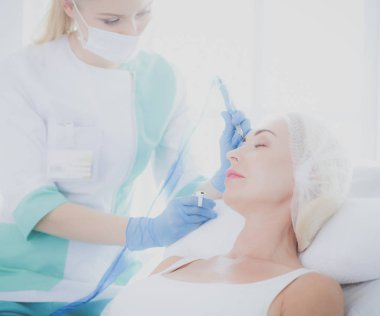 Kaşlar için kalıcı makyaj. Güzellik salonunda kalın kaşlı güzel bir kadın..