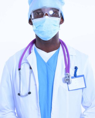 Maske takan ve üniforma giyen bir doktorun portresi. Beyaz arka planda izole edilmiş. Doktor..