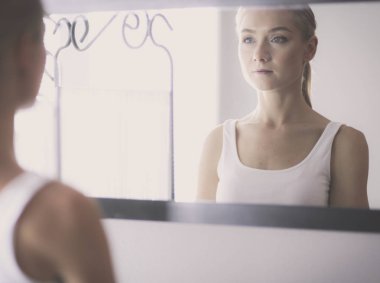 güzel genç kız temiz bir cilt bir el ile bir yanak dokunur.