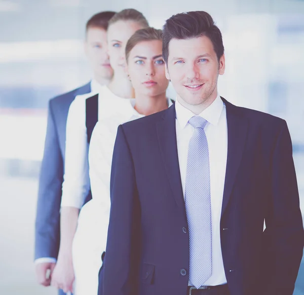 Lächelnde Geschäftsleute, die eine gute Präsentation im Büro beklatschen. Lächelnde Geschäftsleute — Stockfoto