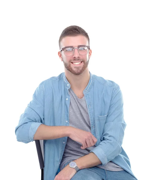 Beyaz arka plan üzerinde izole sandalye üzerinde oturan genç adam. Startupper. Genç girişimci. — Stok fotoğraf