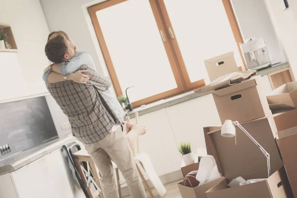 Retrato de una joven pareja mudándose a un nuevo hogar. Pareja joven —  Fotos de Stock