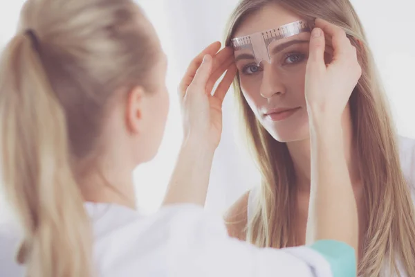 Permanente make-up voor wenkbrauwen. Close-up van mooie vrouw met dikke wenkbrauwen in schoonheidssalon. — Stockfoto