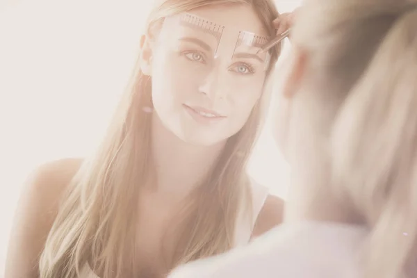 Permanent makeup for eyebrows. Closeup of beautiful woman with thick brows in beauty salon. — Stock Photo, Image