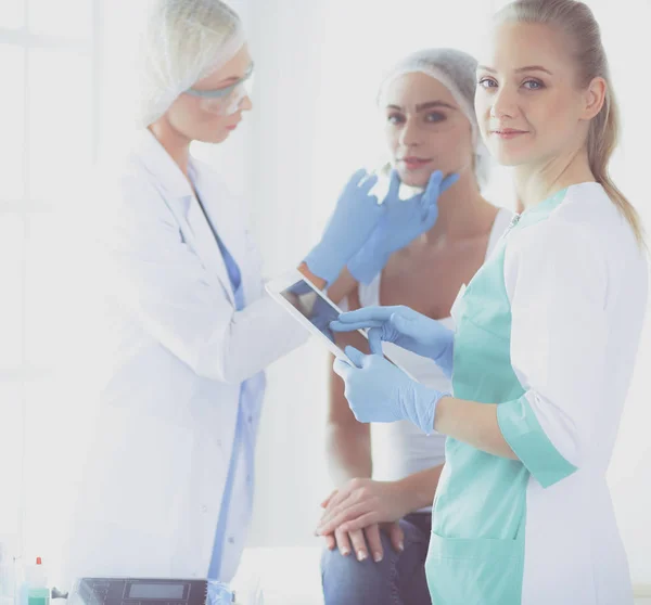 Bela cara de mulher perto do médico com seringa. — Fotografia de Stock