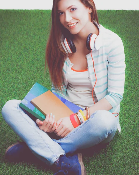 Junge Frau mit Laptop sitzt auf grünem Gras. Portreit junge Frau — Stockfoto