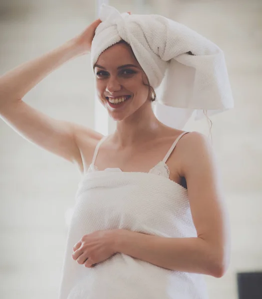 Jovem mulher bonita no banheiro . — Fotografia de Stock