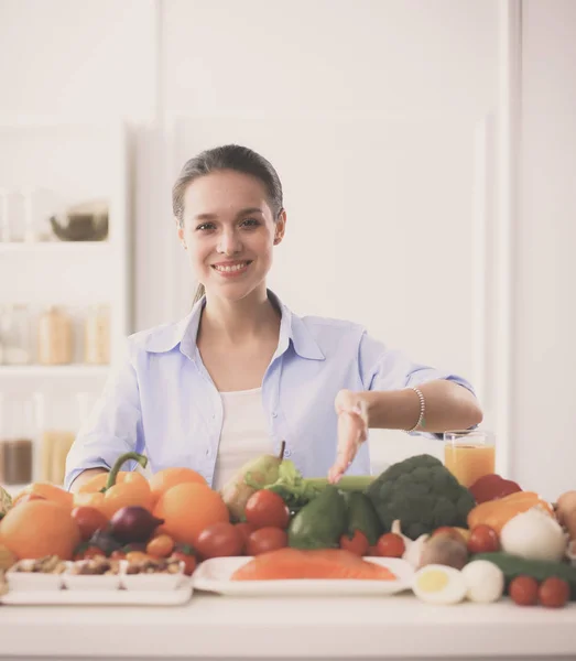 Vrouw en fruin op tafel — Stockfoto