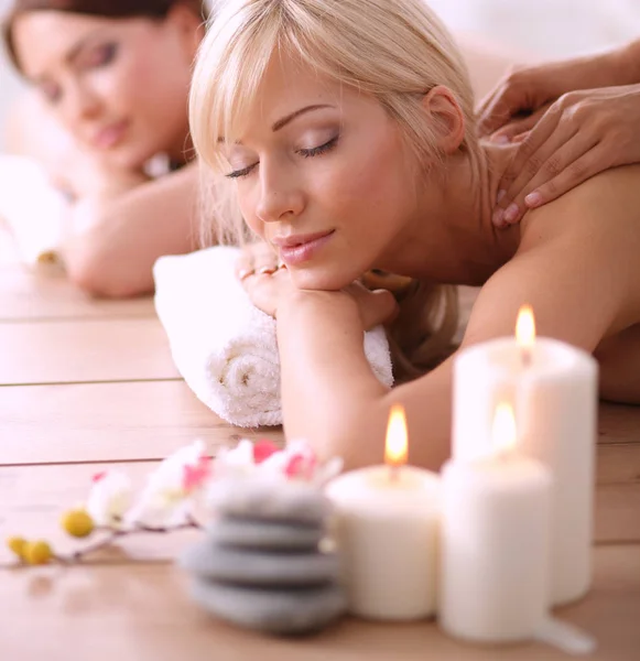 Duas jovens mulheres bonitas relaxando e desfrutando no spa. Duas jovens mulheres bonitas relaxando — Fotografia de Stock