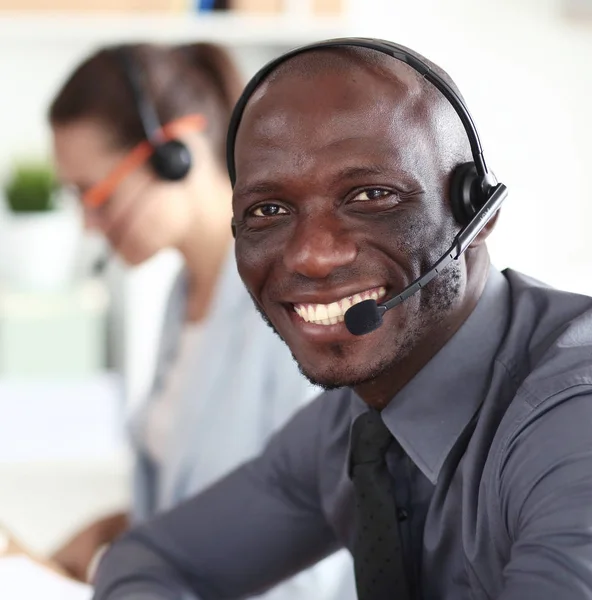 Portret van een Afro-Amerikaanse jonge zakenman met headset. — Stockfoto