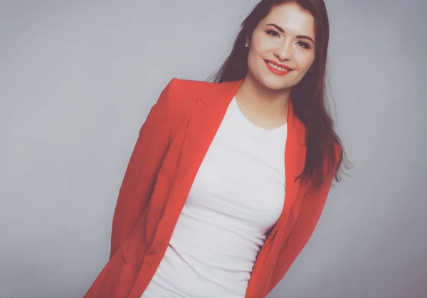 Mulher feliz bonita com caixa de presente na festa de celebração com confete. Aniversário ou véspera de Ano Novo celebrando conceito — Fotografia de Stock