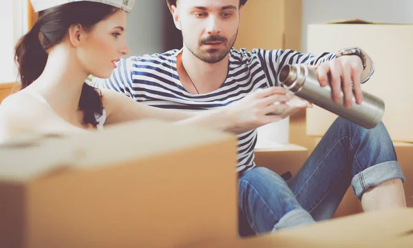 Paar zieht im Haus auf dem Fußboden sitzend ein. Paar — Stockfoto