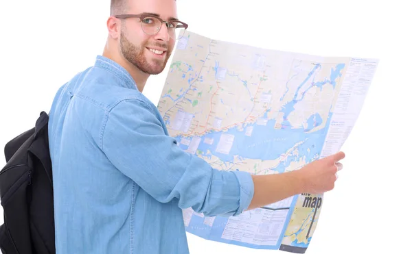 小伙子手持在白色背景上的地图。拿着地图在白色背景上的年轻男子。度假旅游。寻找的景点。冒险者. — 图库照片