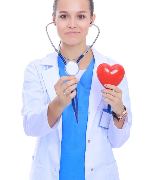 Médico femenino positivo de pie con estetoscopio y símbolo rojo del corazón aislado. Mujer doctora —  Fotos de Stock