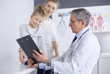 Annesiyle birlikte küçük bir kız danışmanlık için doktora gitmiş.