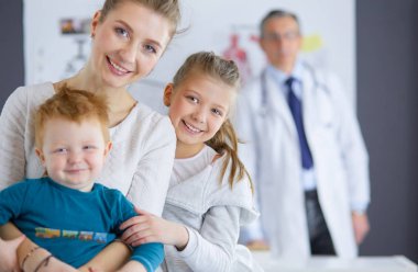 Annesiyle birlikte küçük çocuklar danışmanlık için doktora gitmişler.