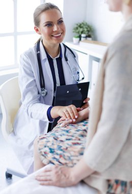 Doktor ve hasta masada otururken bir şey tartışıyorlar. İlaç ve sağlık hizmetleri kavramı