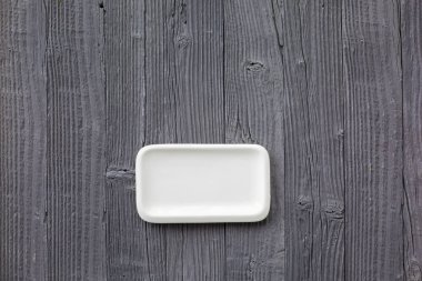 yatakta uyuyan güzel genç sarışın kadın