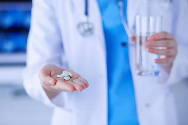 의사들 이 약 과 물을 들고 손을 잡고 있는 모습. — 스톡 사진