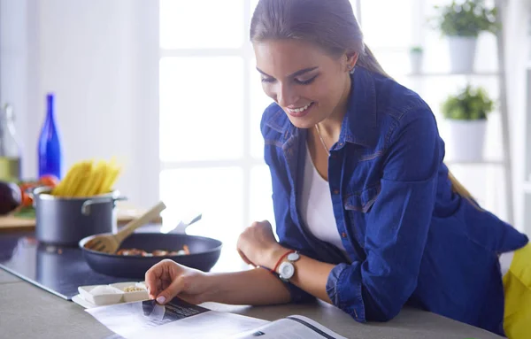 Jonge vrouw eten van ontbijt en tijdschrift lezen — Stockfoto