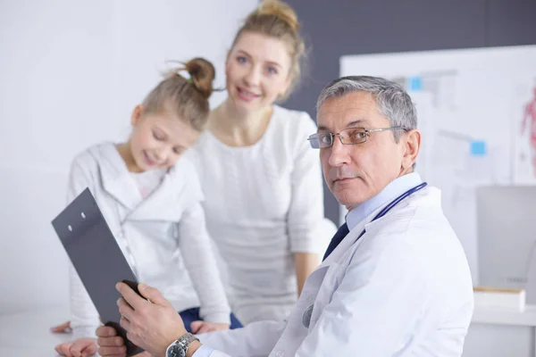 Klein meisje met haar moeder op consult bij een dokter — Stockfoto