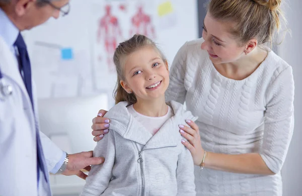 Kleine kinderen met haar moeder op consult bij een dokter — Stockfoto