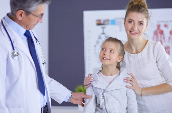 Små barn med sin mamma på konsultation hos en läkare — Stockfoto
