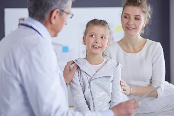 Klein meisje met haar moeder op consult bij een dokter — Stockfoto