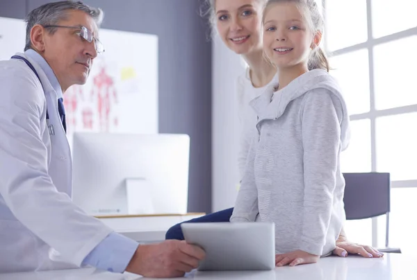 Portrait of a cute little girl and her doctor at hospital — Stock Photo, Image