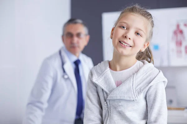 Portret van een schattig klein meisje en haar arts in het ziekenhuis — Stockfoto