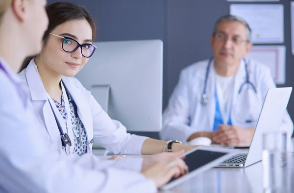 Seriöses Ärzteteam mit Laptop in hellem Büro — Stockfoto