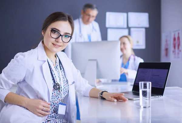 Equipo médico serio usando una computadora portátil en una oficina brillante — Foto de Stock