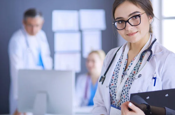 Ärztin steht mit Stethoskop im Krankenhaus — Stockfoto