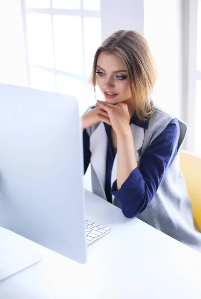 Giovane donna d'affari fiduciosa che lavora alla scrivania dell'ufficio e digita con un computer portatile — Foto Stock