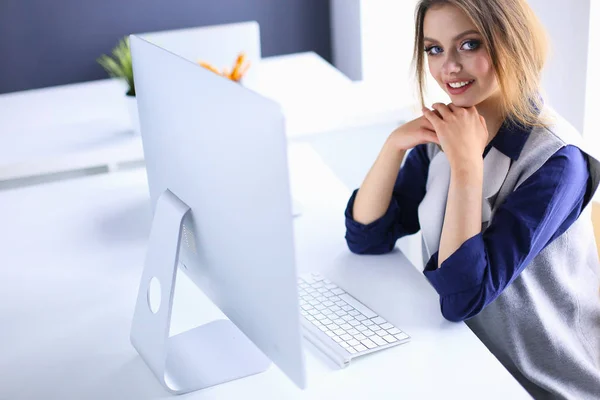 Junge selbstbewusste Geschäftsfrau arbeitet am Schreibtisch und tippt mit dem Laptop — Stockfoto