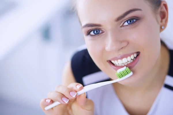 Jovem menina bonita mantendo a higiene oral com escova de dentes . — Fotografia de Stock