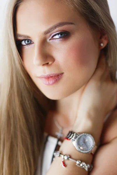 Mulher bonita rosto close up estúdio em branco — Fotografia de Stock