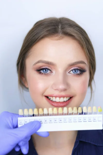 Fogorvos és páciens a fogorvosi rendelőben — Stock Fotó