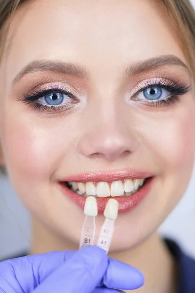 Tandläkare och patient sitter på tandläkarmottagningen — Stockfoto